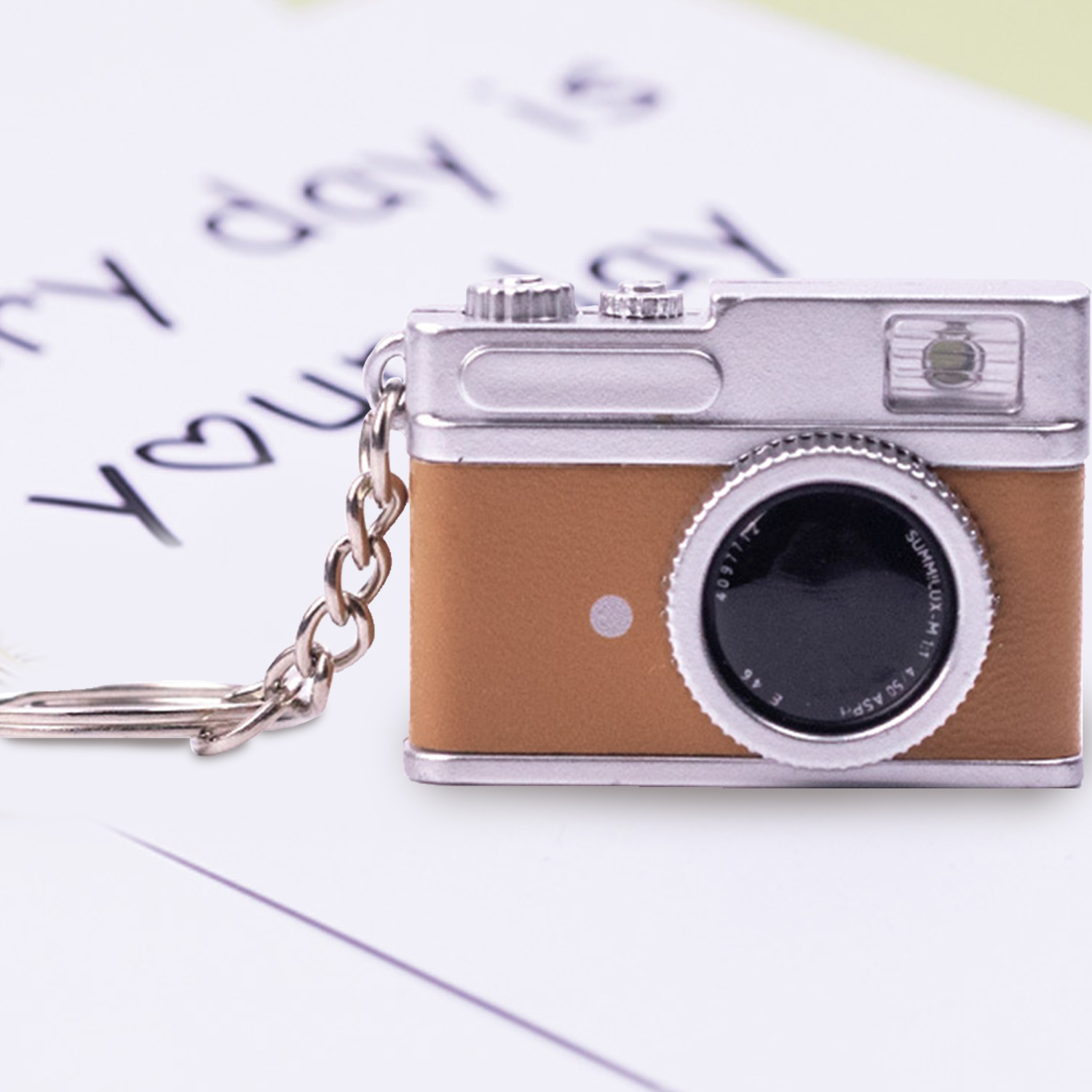 3D Mini Digital SLR Camera Simulation Retro Camera Hanging Ornaments Toy Can Shine LED Flashlight Keychain Decor Toy Keychain