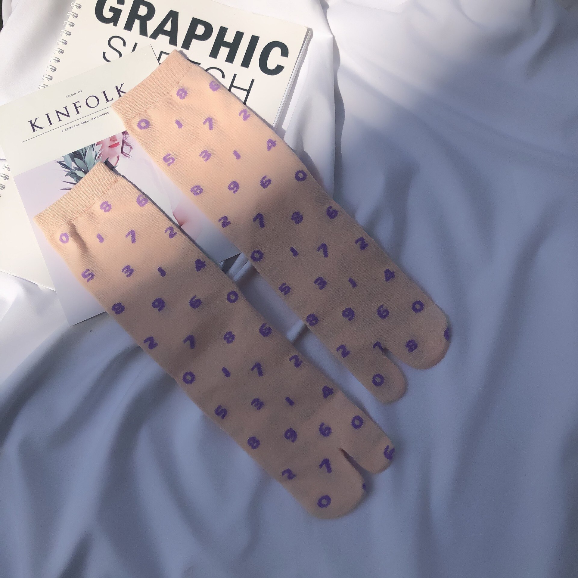 Chic Japanese Jacquard Split Toe Socks Digital Combed Cotton Two Toe Socks Women Korean Harajuku Two Finger Tabi Socks: Light Pink