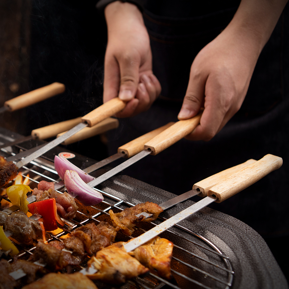 Wak Outdoor 8Pcs Bbq Spiesjes Gereedschap Polijsten Houten Handvat Grill Roosteren Sticks 43.5Cm Camping Bbq Gereedschap Set Opslag tas Kiit