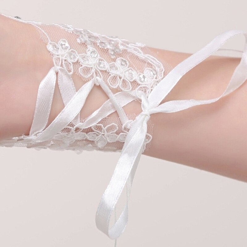 Korte alinea met strass-steentjes voor bruiloften met vingers van vrouwen