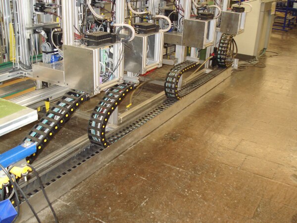 Fleksibel plastisk kabeltrækkæde til robot