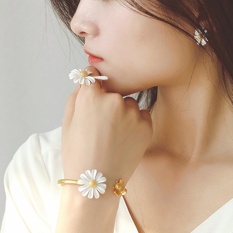 FFLACELL Asymmetric White Enamel Daisy Flower Vintage Simple Opening Bracelet for Women Jewelry Party