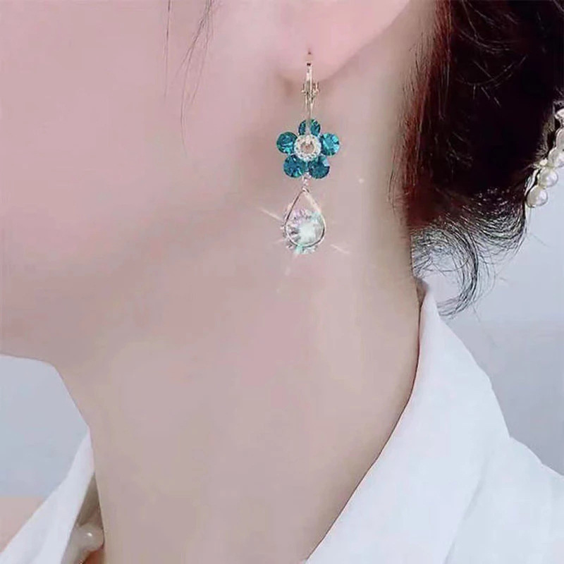 Prachtige bloemvormige oorbellen met strass-steentjes en kristallen, perfect voor feestjes en bruiloften.