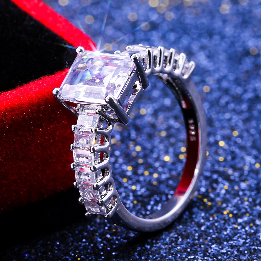 Huitan Klassieke Vierkante Cubic Zirkoon Prong Instellen Bruiloft Vinger Ring Voor Vrouwen Met Kleine Steen Opzij Shiny Romantische Femme Ring