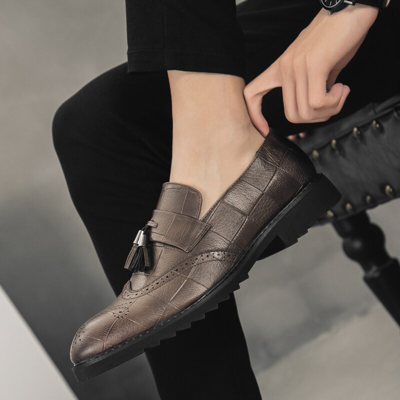 Heren loafers merk herenschoenen italiaanse stijl dating trouwjurk mannelijke kwast loafers casual schoenen  w5: Bruin / 10