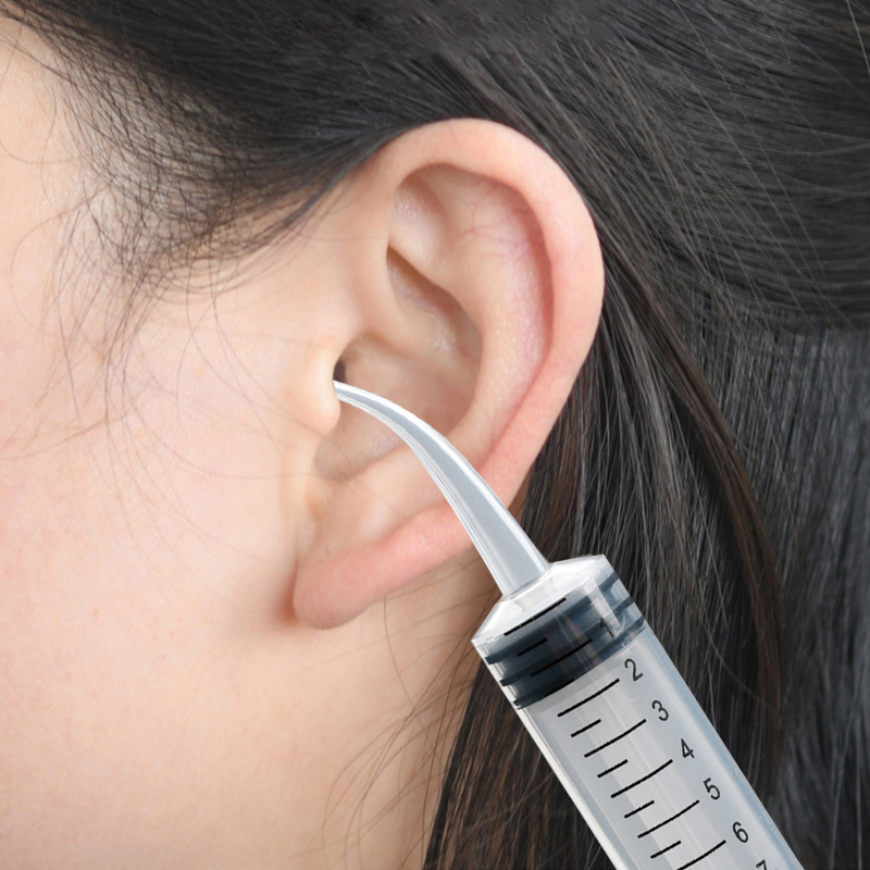 Oorspoelapparaat om de gehoorgang na een piercing te reinigen met absorberend water.