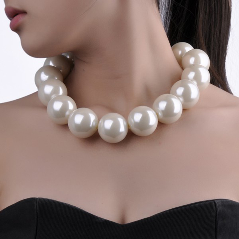 Collier avec chaîne à perles en résine blanche pour femmes, à la , à Faux collier, grandes perles, idée , bavoir