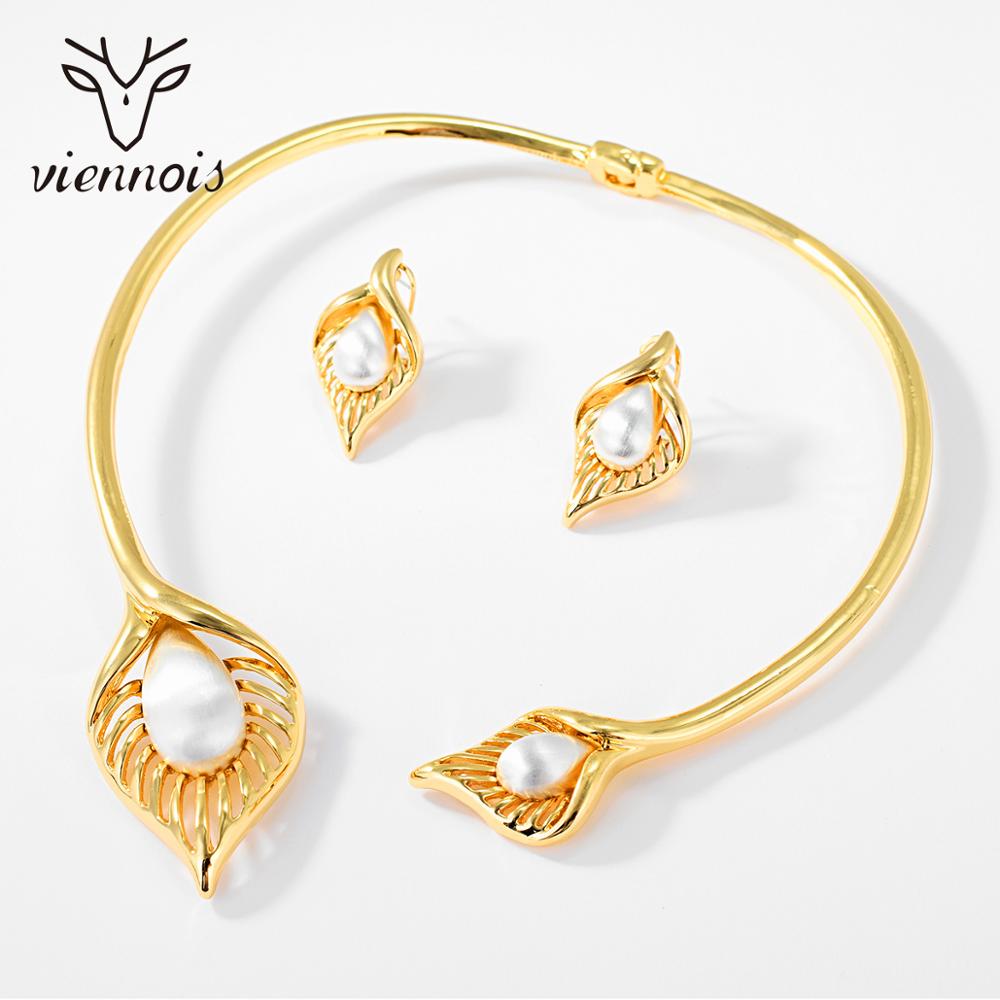 Conjunto de joyas Viennois Dubai chapadas en oro para mujer, collar con de hoja y pendientes de tuerca, conjunto de joyería para mujer, joyería de: Gold