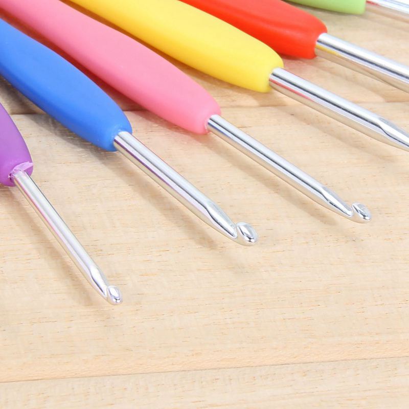 1PCS Crochet Hook Ergonomic Handles 3.0mm Comfortable Grips Crochet Needles Yarn Weave Knitting Needles Random Color Wool Needle