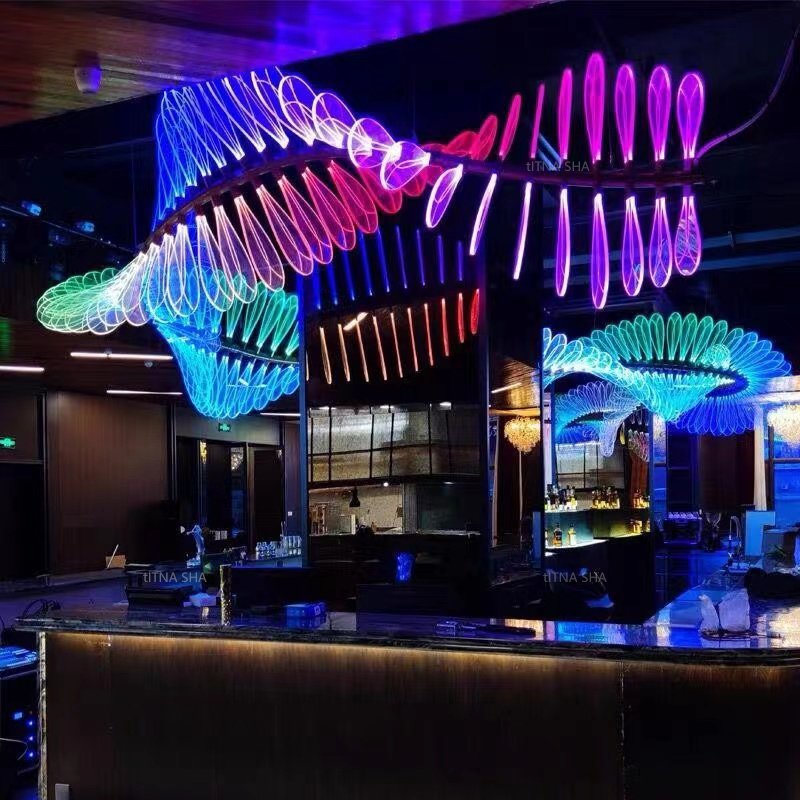type hengende belysning i hallen, restauranttak, luksuriøs dekorasjon, ledet rgb moderne fargelysekrone, bar, kaffebarlys