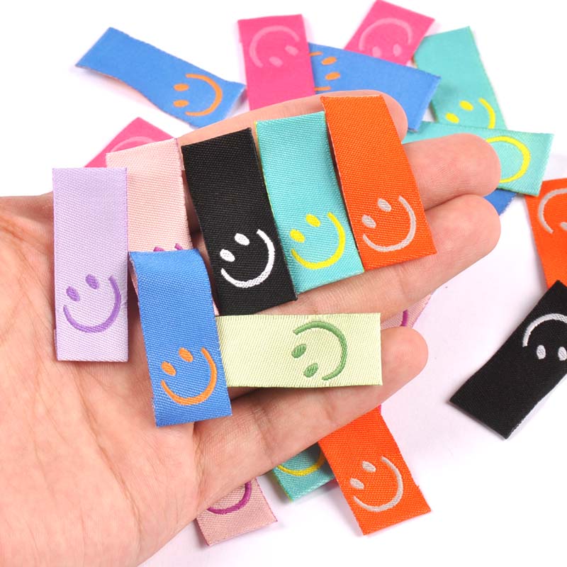 50 stks 8 Kleuren Brief Borduren Etiketten Naaien Kleding DIY Vlag Label Zorg Zakken Kleding Tags Kledingstuk Ambachten Handgemaakte Accessorie