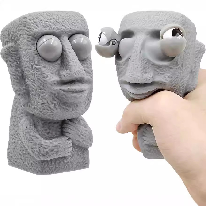 Stein Mann ver öffentlicht betonen Spielzeug langsam prallt ab weiche Moai Statue quetschen Augen interessierten Ausdruck entspannt betonen freundlicher