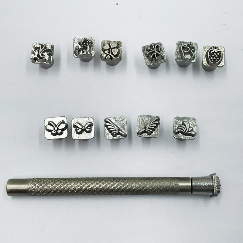 Juego de sellos de Metal, herramienta de troquel de estampado con 52 letras y 10 números para artesanía de cuero, grabado en relieve de cuero curtido vegetal DIY