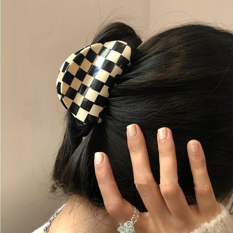Aomu Mode Zwart Wit Controleer Acryl Halfronde Haar Klauw Clips Glad Beige Onregelmatige Geometrische Haarspeld Voor Vrouwen Party