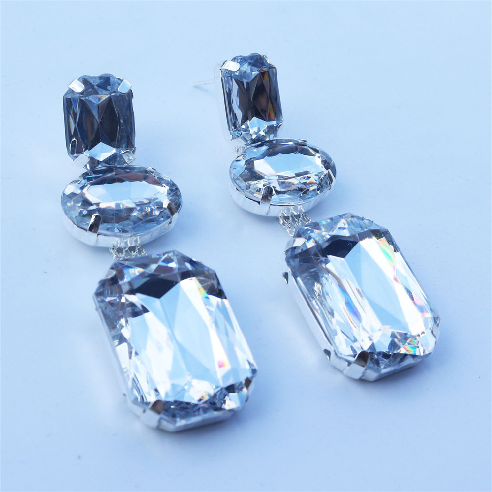 Prachtige, glanzende oorbellen met grote strass-steentjes, perfect als bruids- of feestsieraad.: Default Title
