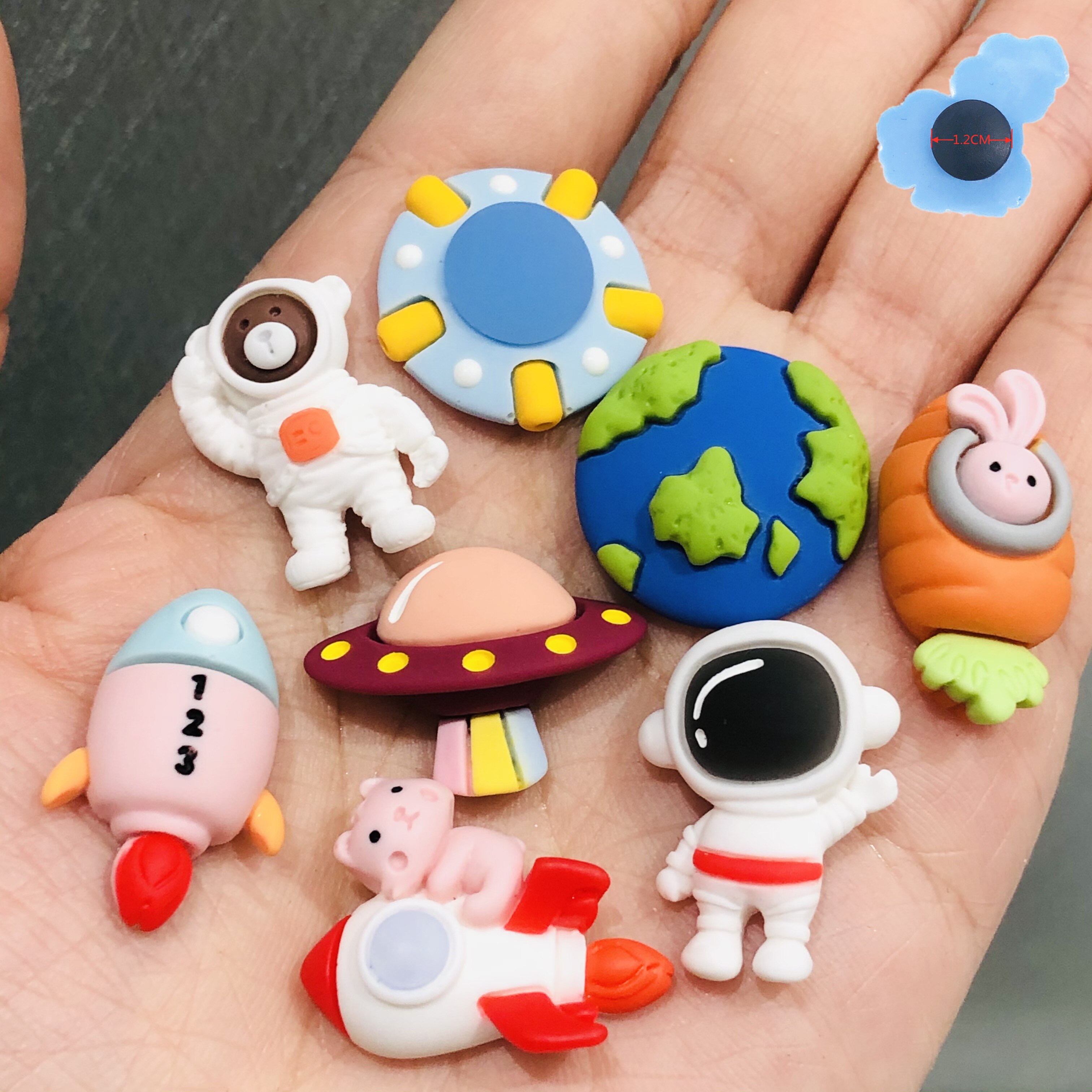 Bonne 1 PIÈCES Fusée Astronaute Enfants Chaussures Accessoires Résine Charmes De Chaussures Pour Garçons Filles D'anniversaire