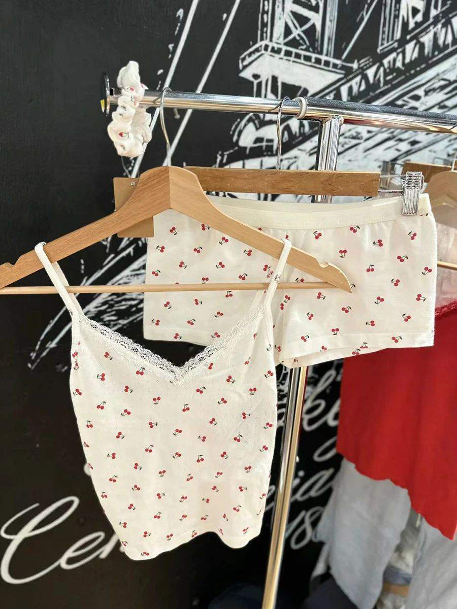 Conjunto de 2 piezas de pantalones cortos con chaleco de fresa para mujer, camiseta sin mangas ajustada con lazo y ojales y cintura elástica, pantalón corto recto de retazos, conjuntos dulces