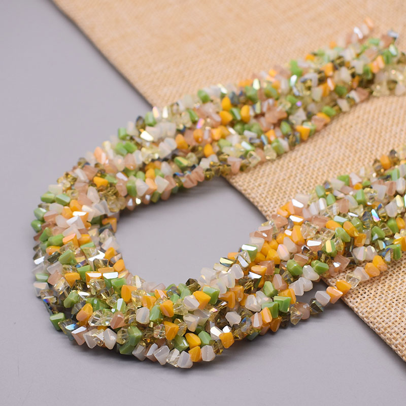 6mm blandede farver facetslebne trekantede glasperler løse spacer glasperler til smykkefremstilling af øreringe gør-det-selv: Rød