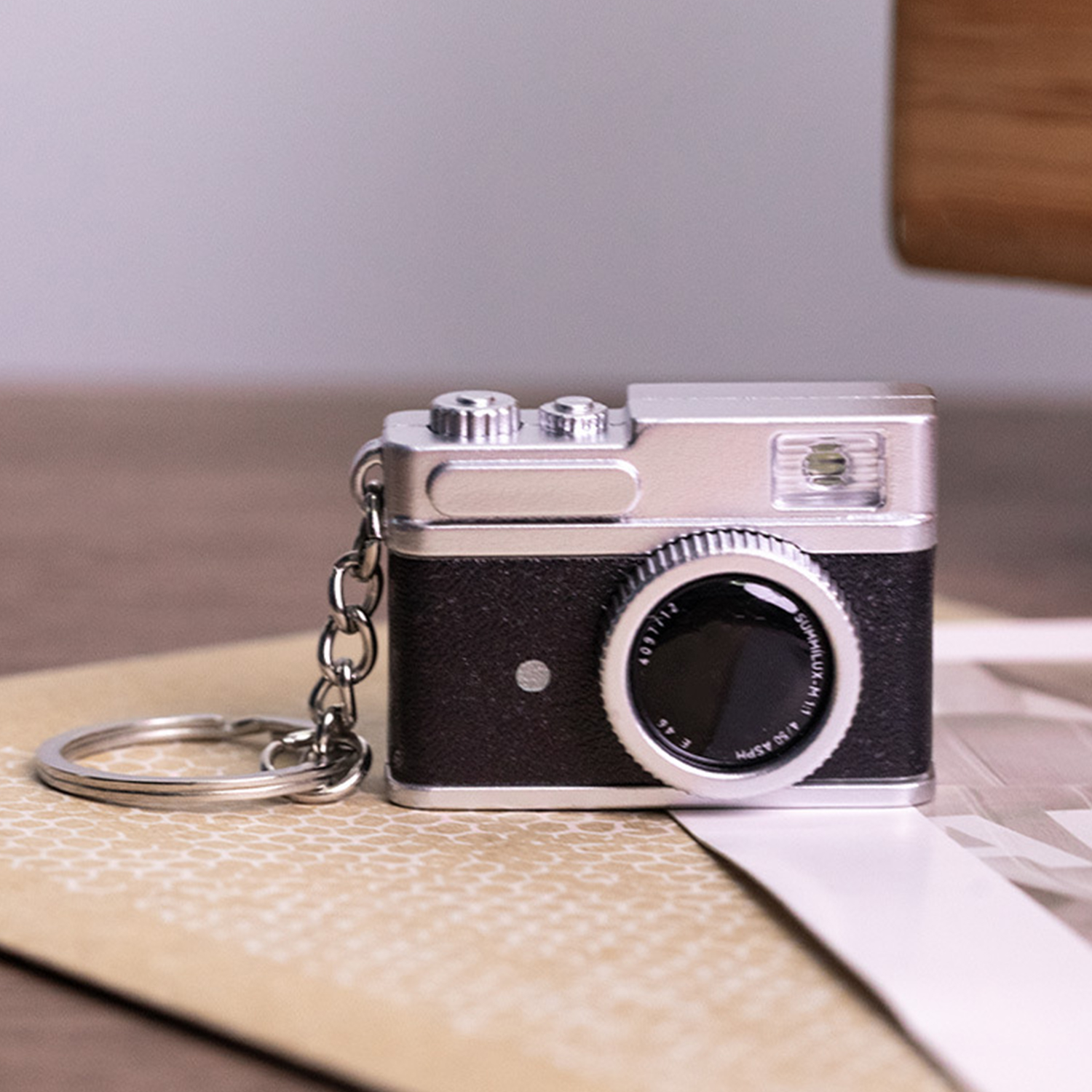 3D Mini Digital SLR Camera Simulation Retro Camera Hanging Ornaments Toy Can Shine LED Flashlight Keychain Decor Toy Keychain: black