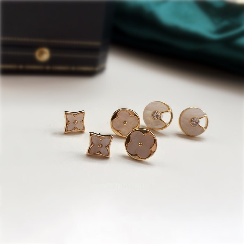 Hangzhi French personality high-end sense of shell petals exquisite four-leaf clover women girls earrings jewelry: Q a set