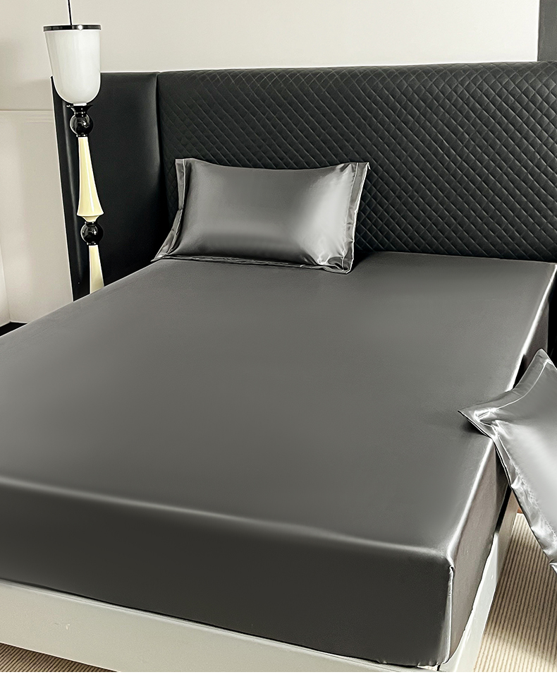 Jedwabna elastyczna narzuta na łóżko bez poszewki na poduszkę