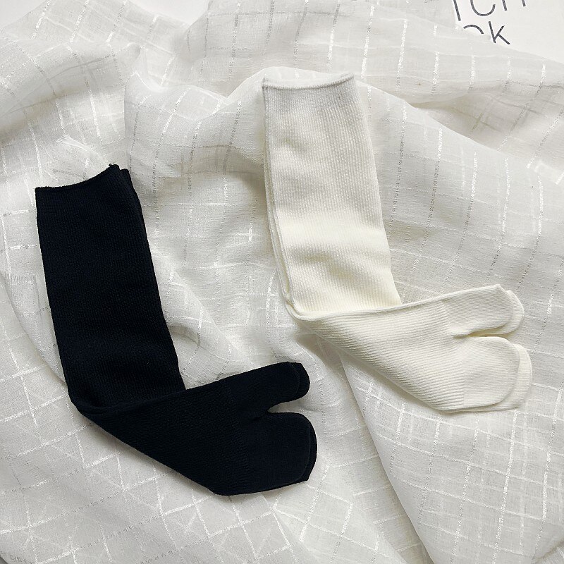 Mælkehvid kæmmet bomuld tabi sokker kvinder ensfarvet korte sorte to tå sokker kvinde koreansk japansk harajuku split toe sok