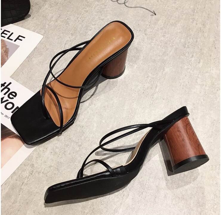 Märke sommar kvinnor tofflor låg klack glider kvinnlig peep toe fyrkantig klack sandal semester flip flops mujer skor: Svart / 38