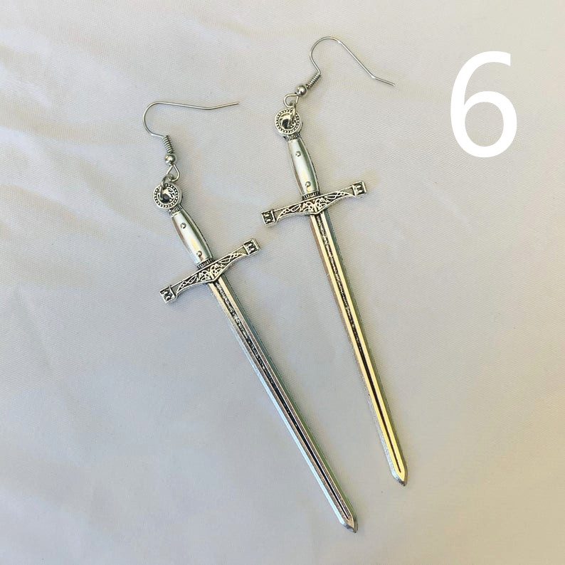 Pendientes de espadas góticas de Color dorado, Tarot Medieval gótico largo, declaración alternativa vikinga, para hombres y mujeres, joyería mística: Vino tinto