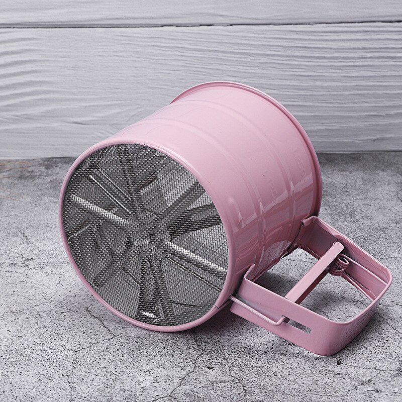 Colador de harina de mano de acero inoxidable, herramienta semiautomática para hornear, colador de harina prensado a mano, color rosa