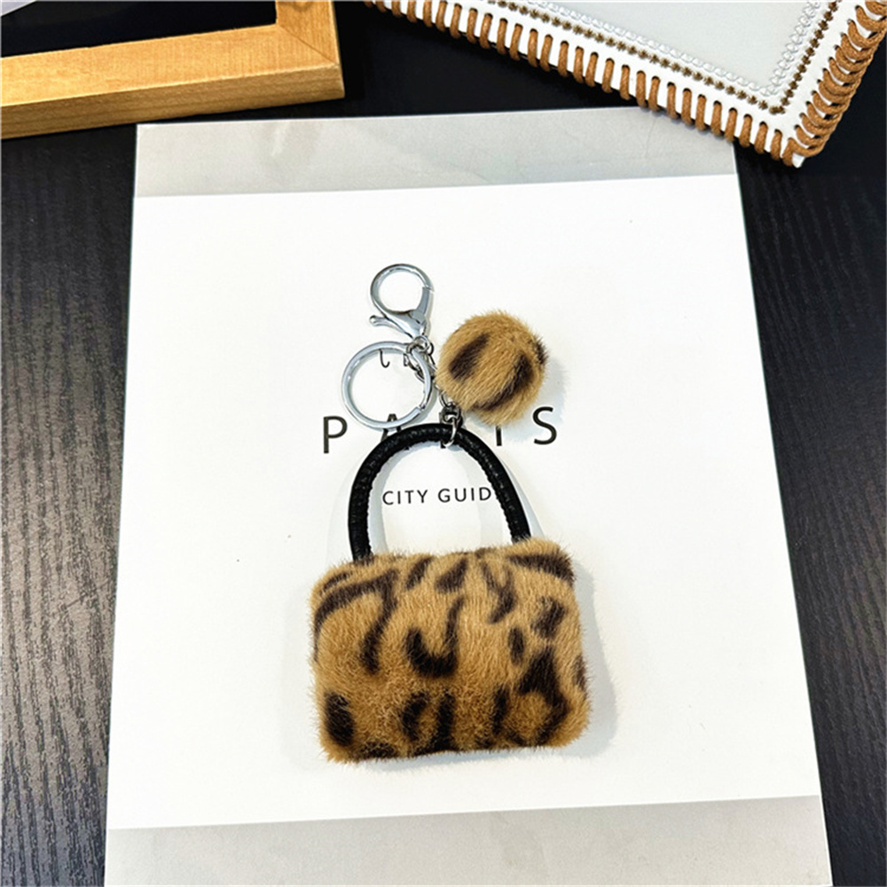 Llavero con colgante de leopardo para bolso, colgante de felpa suave con bola de pelo, accesorios para Moto,: Rojo