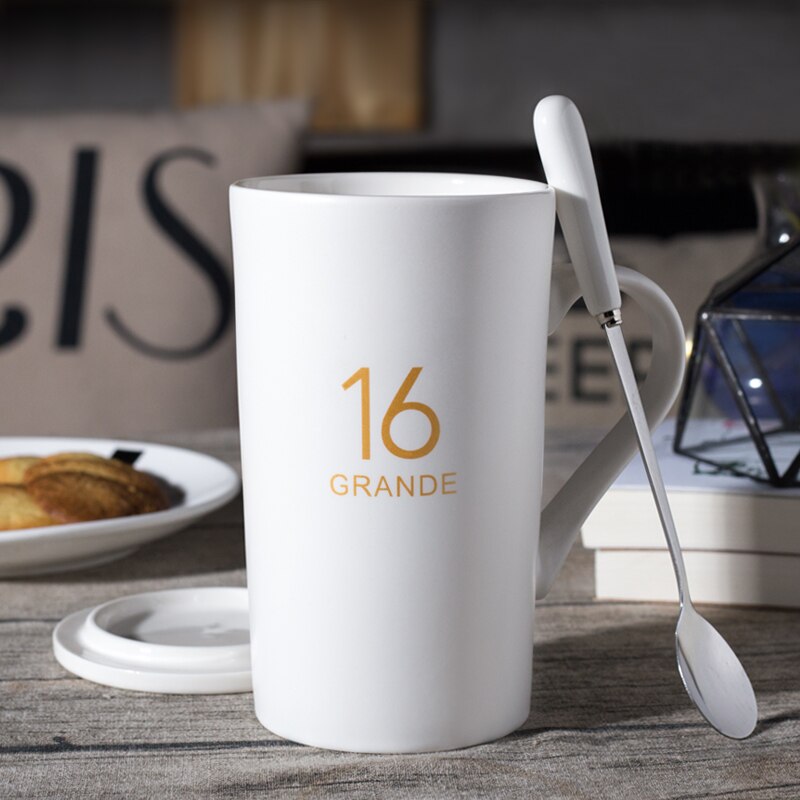 420/580ml keramiska muggar bokstavsnummer mönster muggar med sked lock svart och guld mjölk kaffekopp drinkware