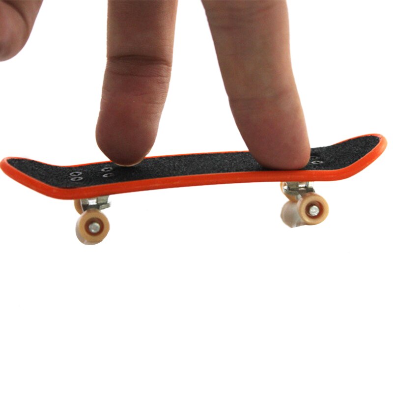 4 st mini greppbrädor/finger skateboard, unik matt yta (runna mönster och färger)
