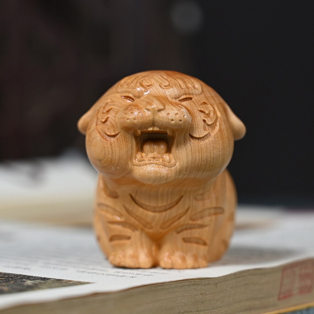 Treskjæring katt form maskot håndverk dekorasjon heldig søt dyr bil leketøy tolv dyrekretsen tiger tre skrivebordsdekorasjon: Søt tiger / 4.5 x 6 x 5.3cm