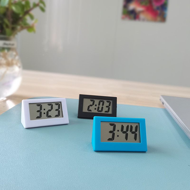 Mini digitaalinen kello kolmio pöytäkello instrumentti digitaalinen lcd matka tuomioistuimen työpöytä elektroninen kello makuuhuoneeseen