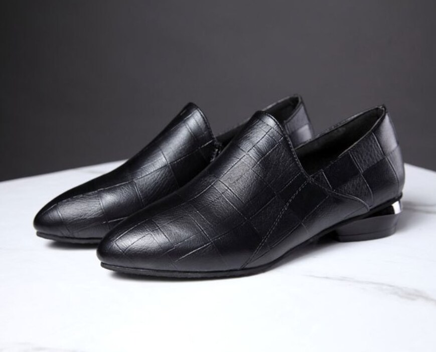 Våren kvinna spetsiga tå skor ledig slip on flats klassiska kvinnliga rutigt pu läder loafers dam skor