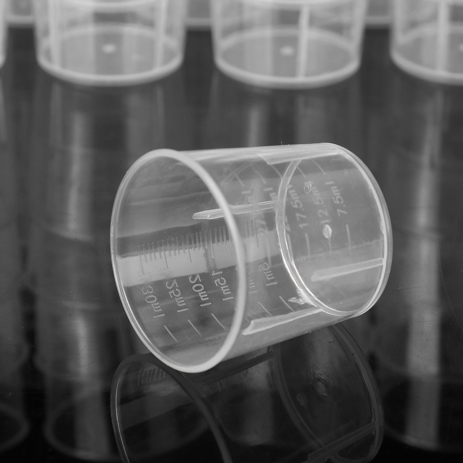 100Pcs 30ml Measuring Cups Clear Plastic Liquid Container Small Graduated Measuring Jugs Reusable Lab Kitchen Mixing Measure Pot