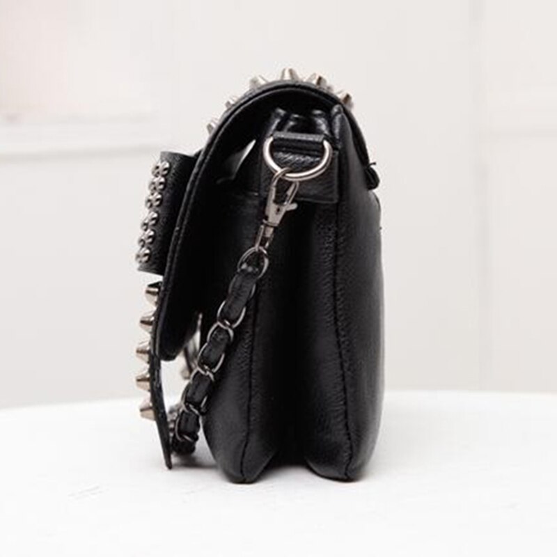 2022 Women Black Leather Messenger Bags Vintage Messenger Cool Skull Rivets Shoulder Bags sac a main bolsa