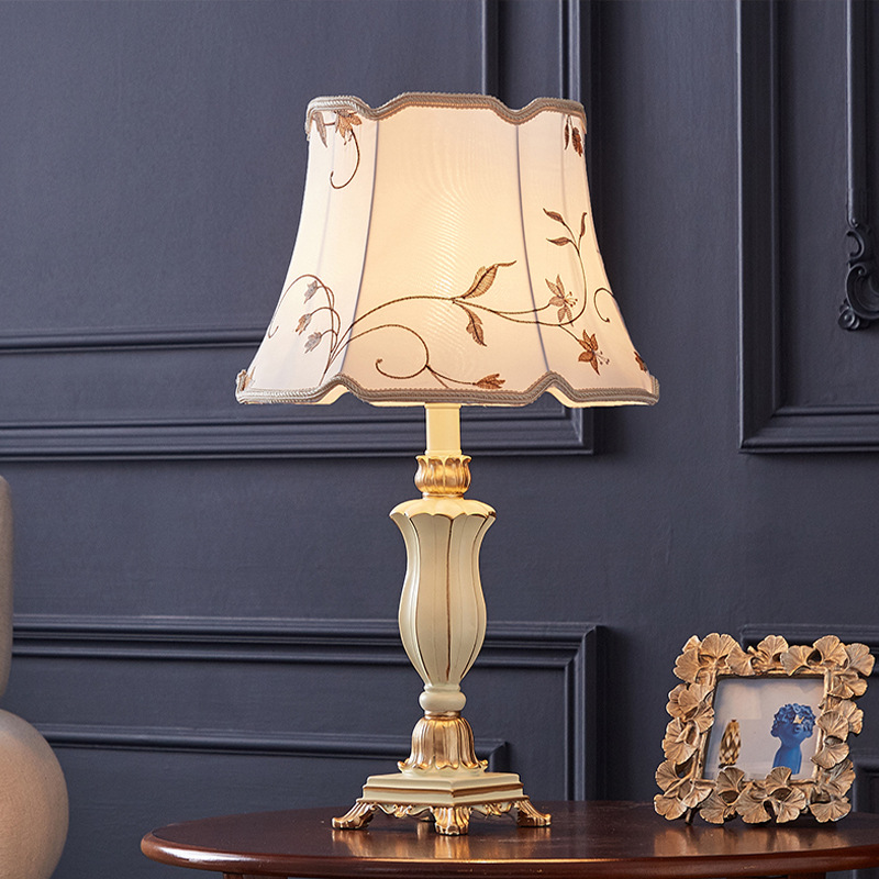 Moderne hotel sengelampe bord nordisk indvendigt stof skrivebordslampe klassisk high-end luksus husholdning stue studie skrivebordslampe: Sort / Hvid