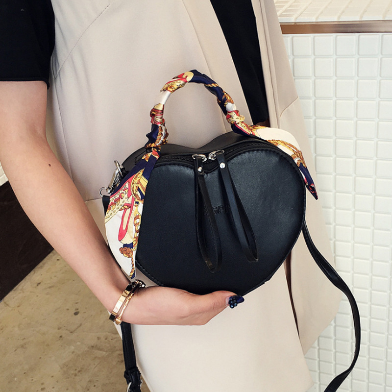 Sac de messager en cuir PU femmes en forme de coeur solide couleur sac à main foulard en soie dames sac à main femmes mince sangle sac à bandoulière