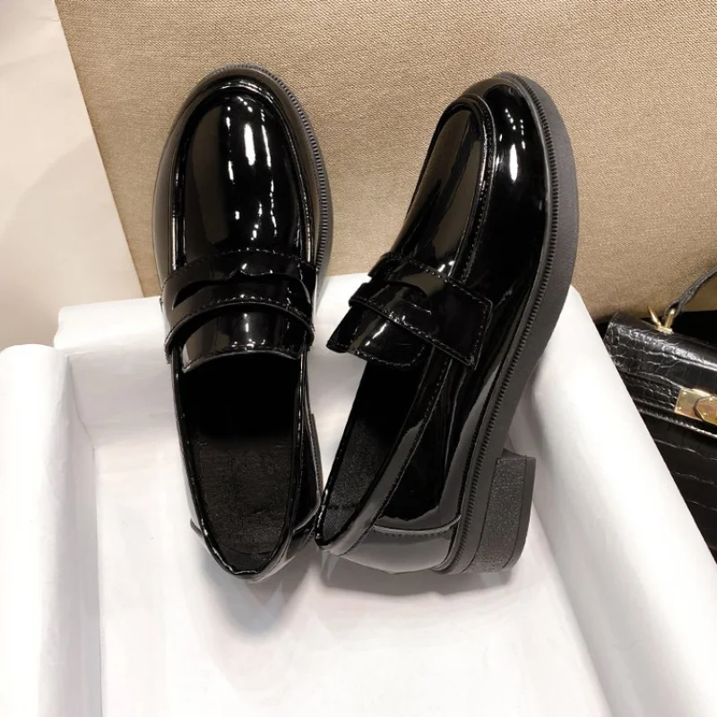 2024 mocassini in pelle verniciata di nuova moda per le donne scarpe tacco quadrato slip on scarpe da donna da ufficio mocassini Chaussure Femme