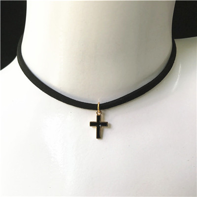 Gargantilla gótica Retro, Collar Punk de terciopelo negro para mujer, Collar con colgante de Cruz corta, joyería, bisutería, al por mayor: Pistola negra plateada