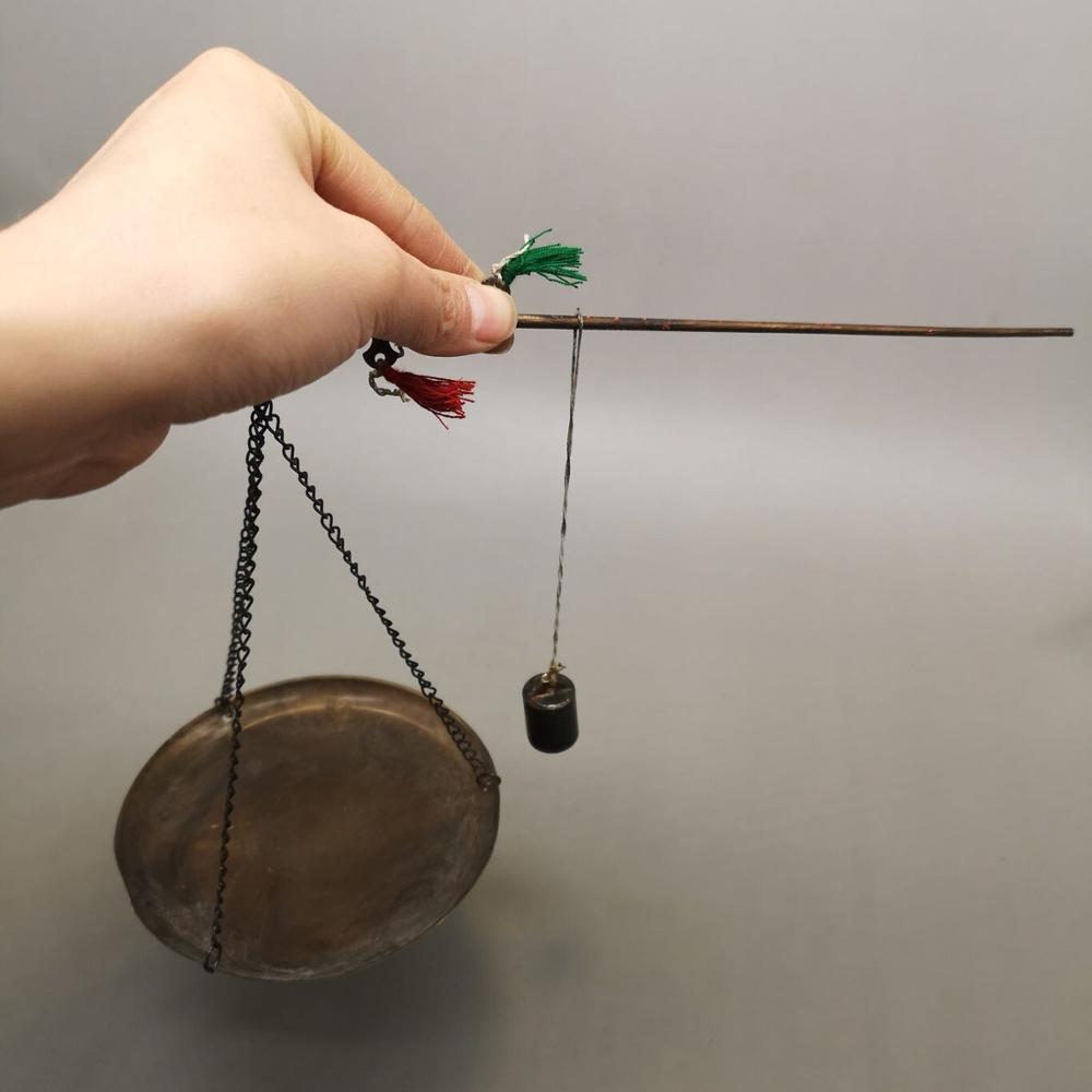 Antieke koperen weegschaal, traditionele chinese geneeskunde, klein handweegschaaltje, ornament