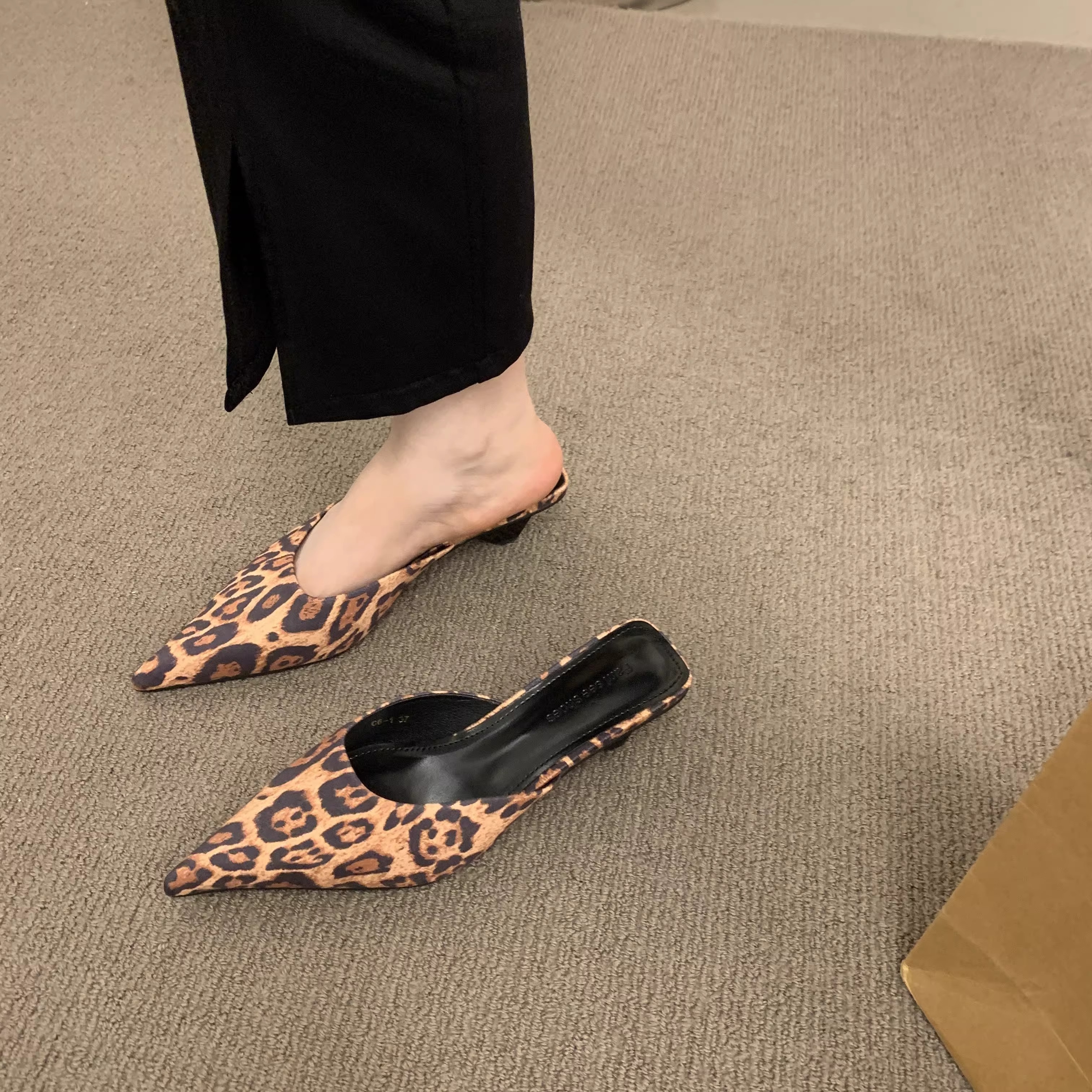 2024 Lente Puntige Neus Vrouwen Muiltjes Slipper Mode Candy Kleur Dames Elegante Jurk Sandaal Vierkant Lage Hak Slip Op Dia 'S Schoenen: Beige / 35