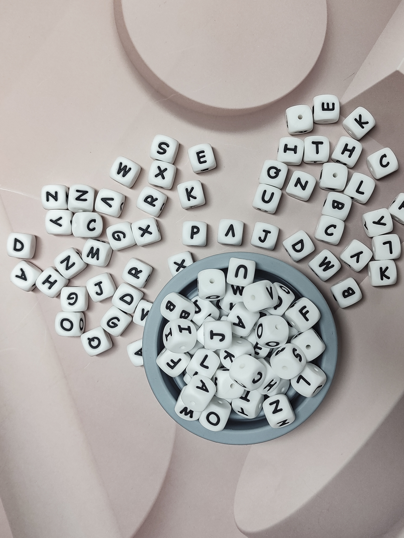 52 Uds cuentas de letras de silicona 12mm A-Z cuentas de letras cuadradas uniformes y precisas para pulsera Stethers llaveros collar cordones