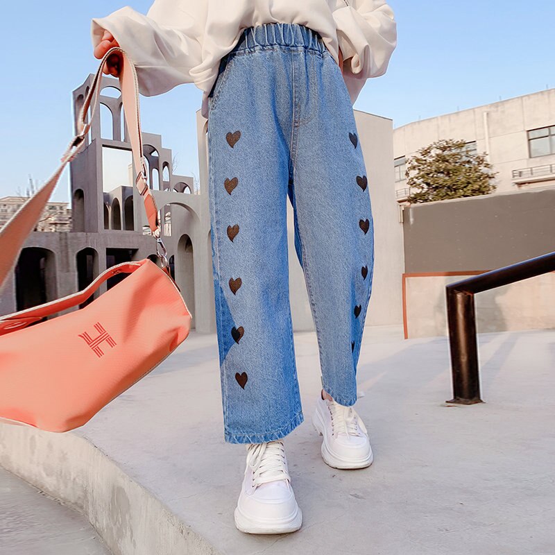 Primavera 2021 abbigliamento per bambini Casual Jeans larghi in Denim ragazza bambino stampa cuore pantaloni in cotone blu pantaloni a gamba larga 4 6 8 10 12Y