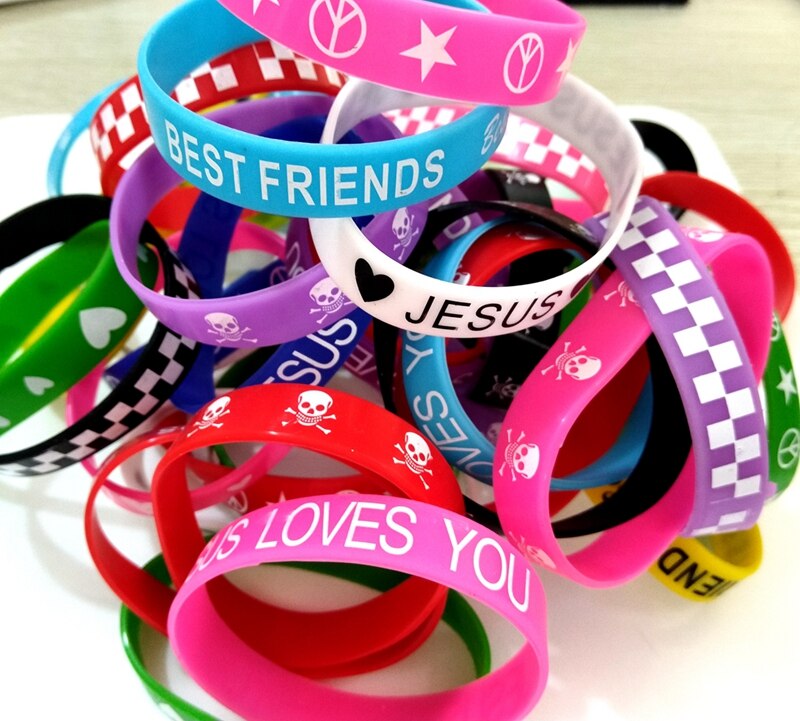 Masse verlost 100 stücke Multi-farbige Stile mischen Charme Weiche Gummi Armbänder Silikon Armbänder Bunte Armreifen Geburtstag Party