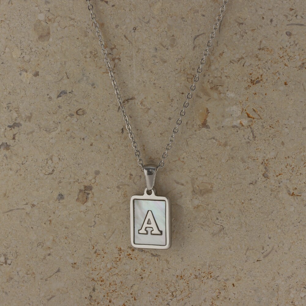 E.B.belle Collar con inicial minimalista de concha de nácar de acero inoxidable sin deslustre, collar con letras chapadas en oro para mujer