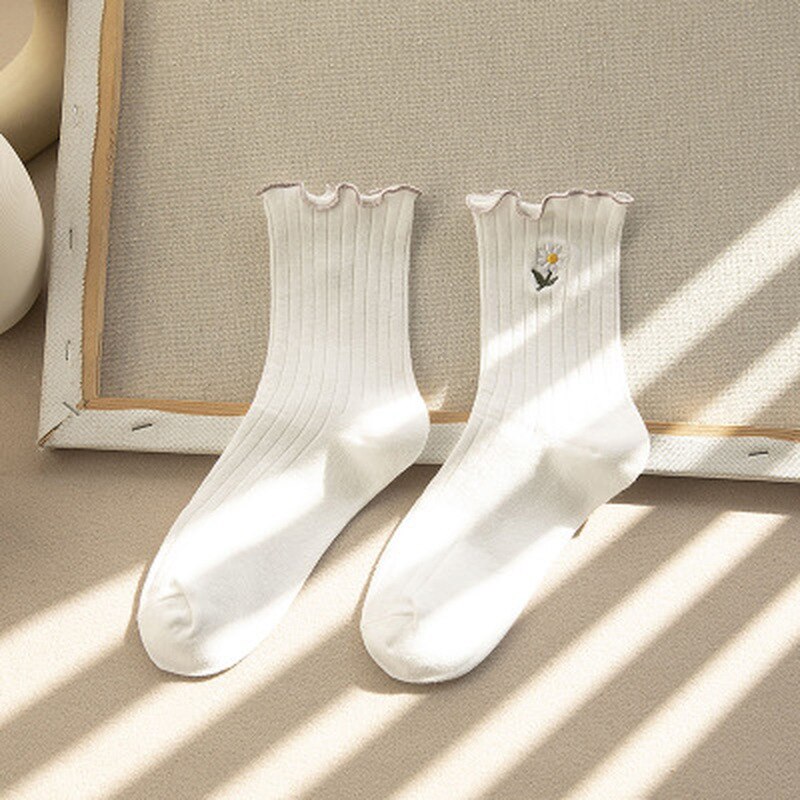 Femmes chaussettes Streetwear petites pâquerettes broder chaussettes mignonnes femmes japonais coréen Harajuku Style Kawaii chaussettes pour dames: White