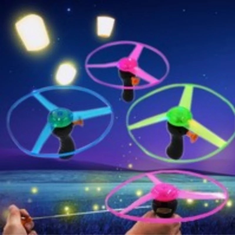 Grappige Spinning Flyer Lichtgevende Vliegende Ufo Led Licht Handvat Flash Vliegende Speelgoed Voor Kids Outdoor Game Kleur Willekeurige