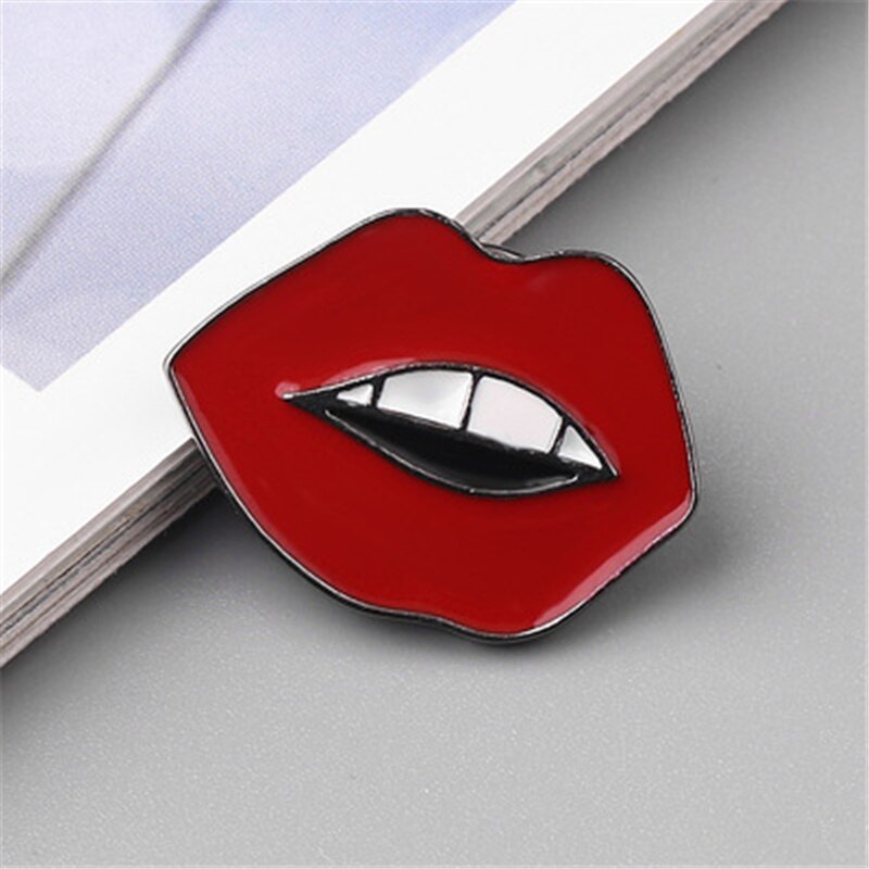 Udvalg af røde læber emalje brocher romantisk sexet mund revers nåler jakker rygsæk badge vintage smykker til kvinder